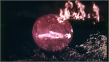燃え上がる小型ビートルの残骸から浮かび上がったハヤタを、赤い光が包み込んだ。